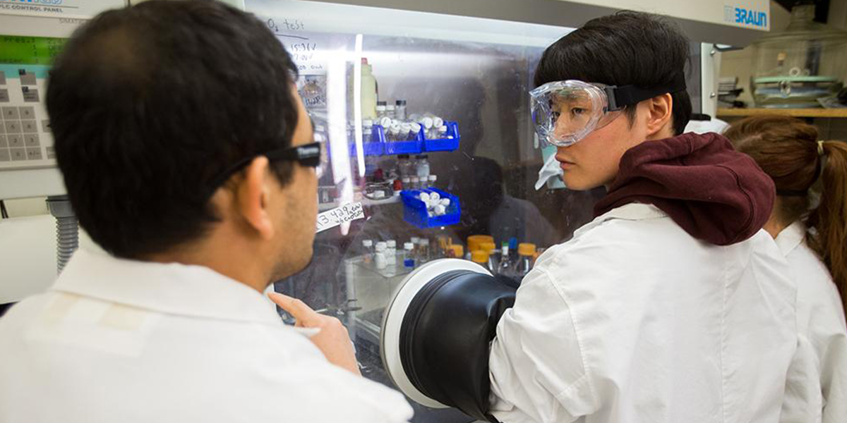 Hyeong Cheol Yoo working in lab with Dr. Rabbani