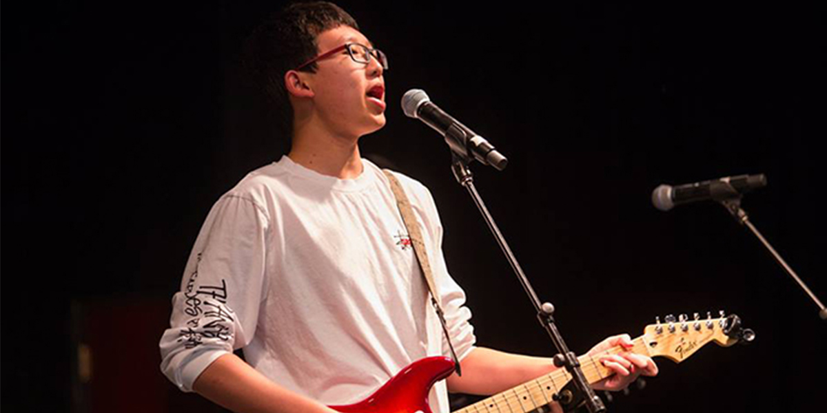 Youkuan (Simon) Yan performs at International Night