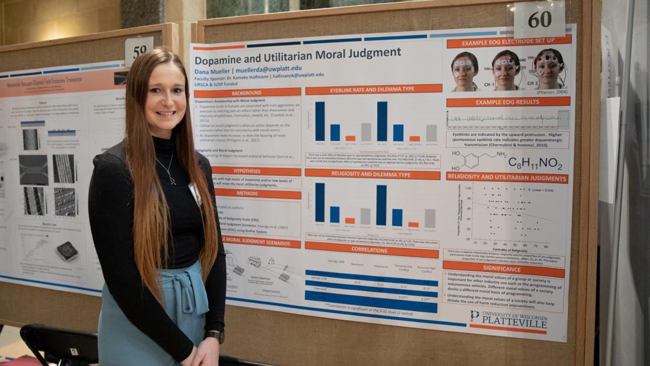 Dana Mueller presenting at Research in the Rotunda