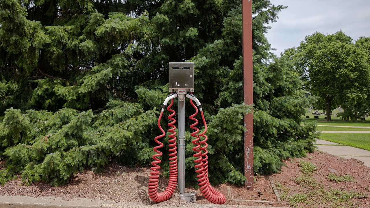 Electric vehicle charging station