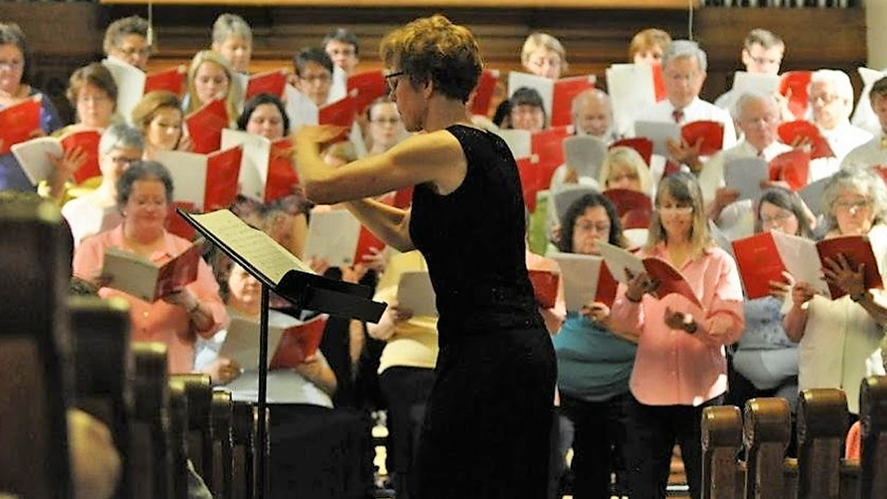 Deanna Horjus-Lang directs the UW-Platteville Baraboo Sauk County Campus and Community Choir.