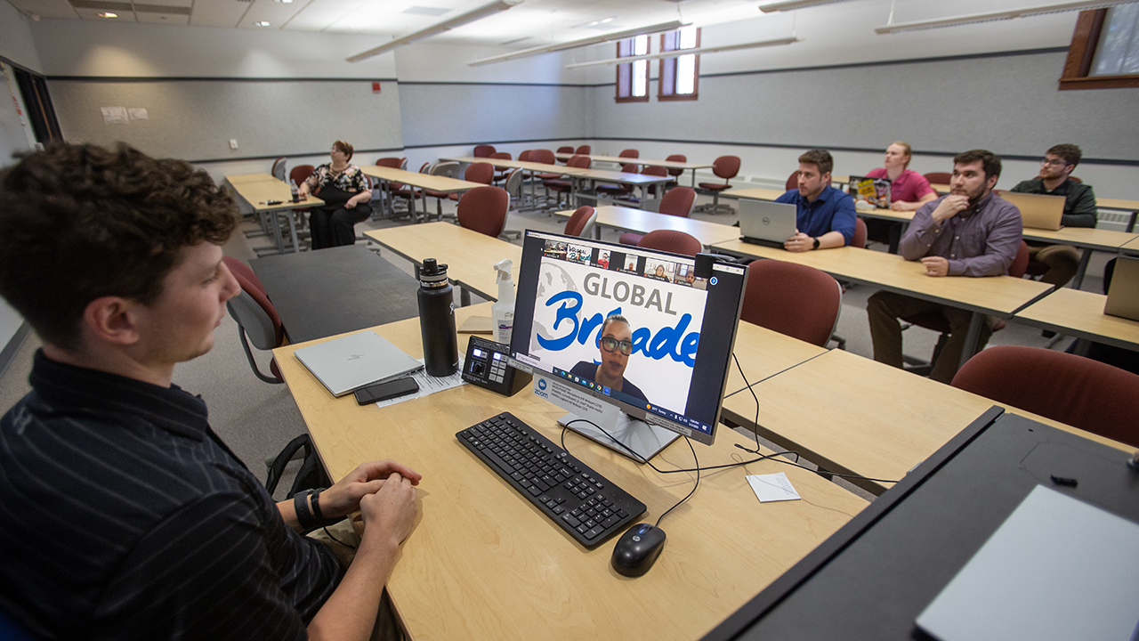 Business students meet with Honduran entrepreneurs via Zoom.