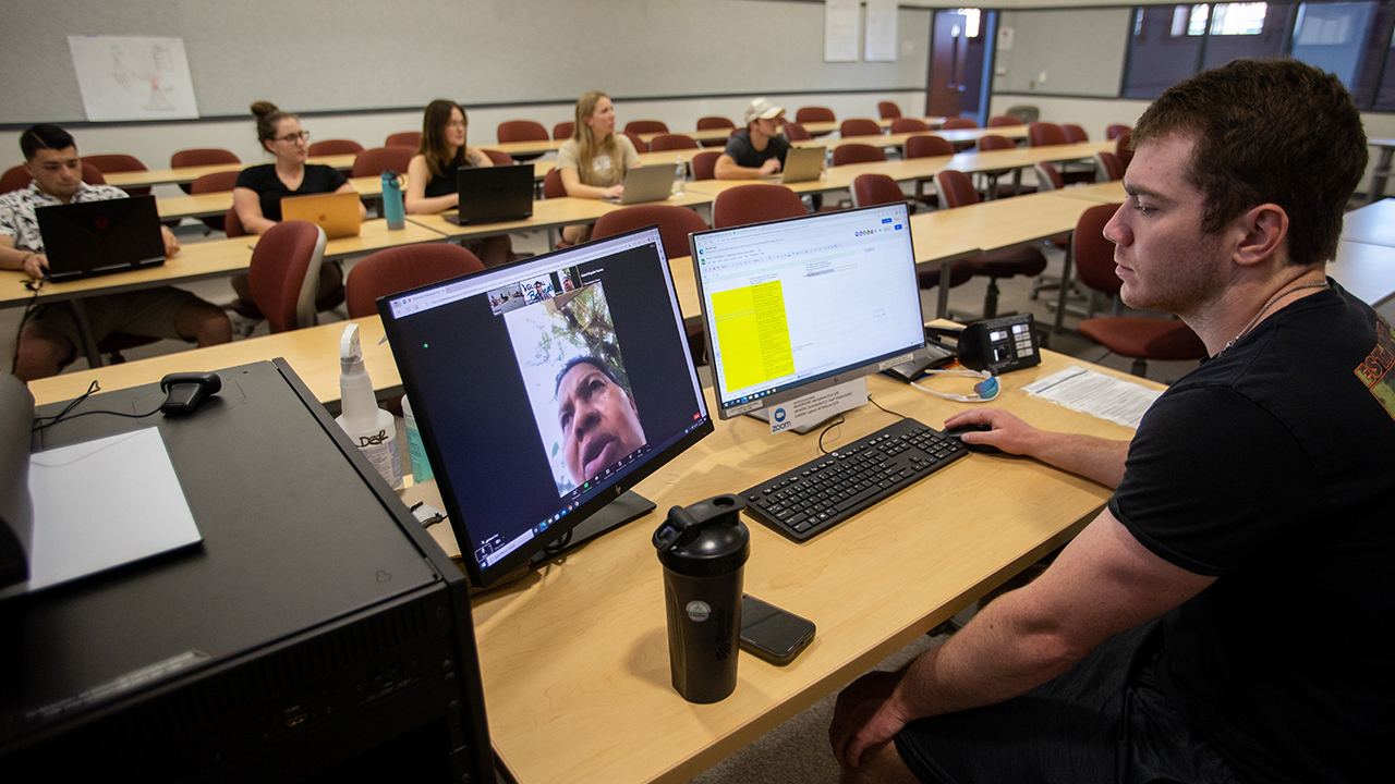 Business students meet with Honduran entrepreneurs via Zoom.