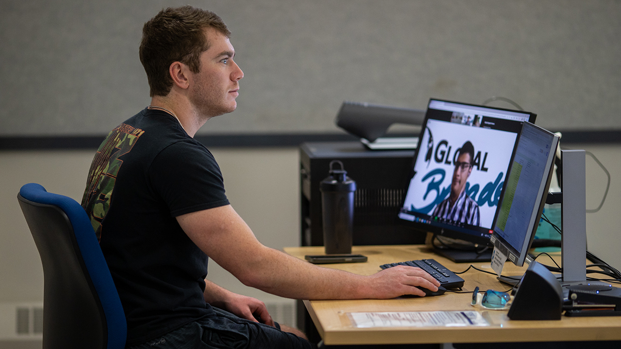 Business students meet with Honduran entrepreneurs via Zoom.