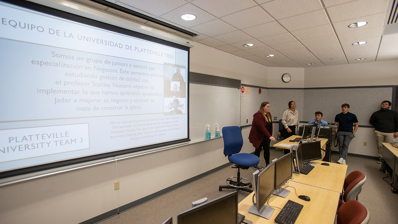 Business students meet with Honduran entrepreneurs via Zoom.