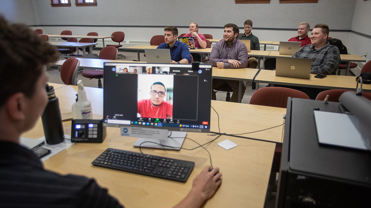 Business students meet with Honduran entrepreneurs via Zoom.