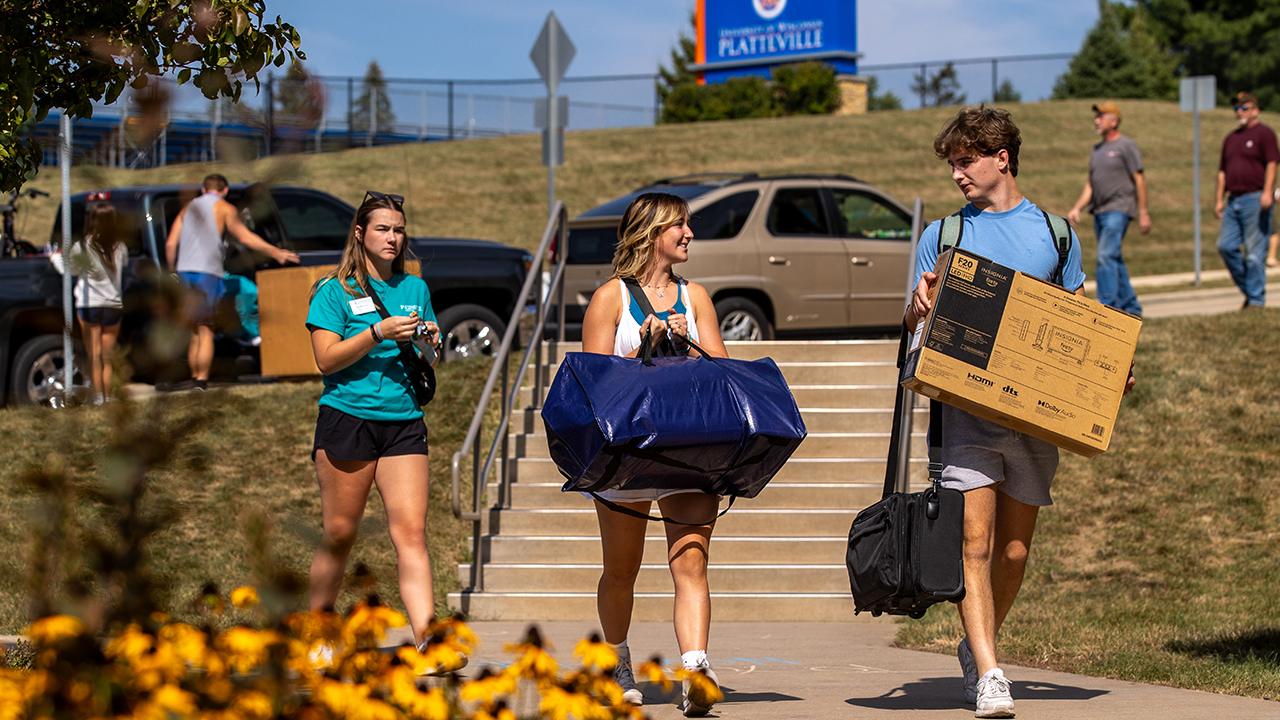 Students moving in to residence halls