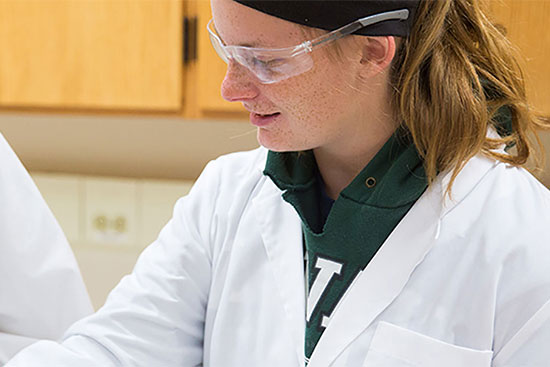 UW-Platteville student receives instruction in biology lab