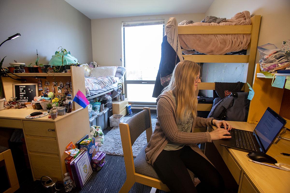 Student moving in to Rountree Commons