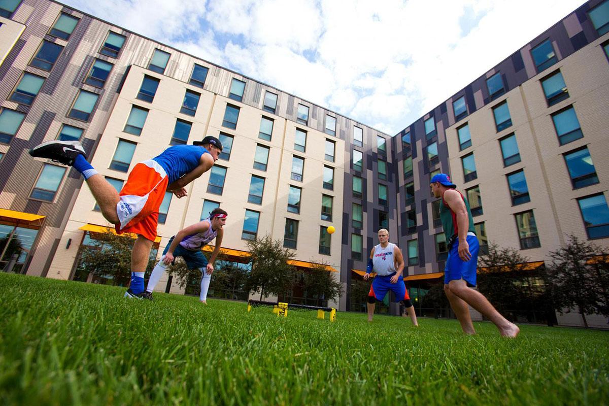 Student moving in to Rountree Commons