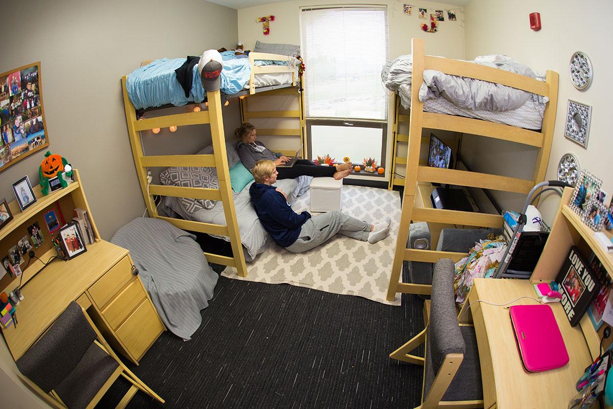 Student moving in to Rountree Commons