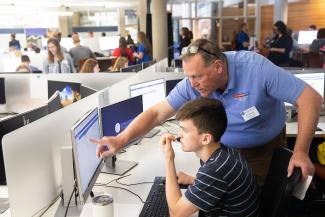New Student Experience, student registering for classes with advisor