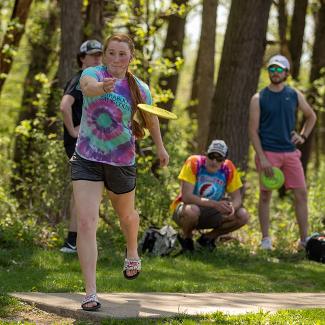 Baraboo students playing disc golf