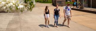 Students walking on UW-Platteville Richland campus in spring