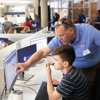 New Student Experience, student registering for classes with advisor
