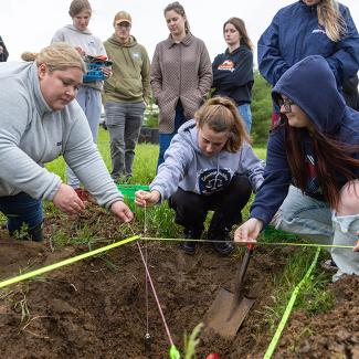 UW-Platteville students at FISCH practicing gravesite excavation techniques 