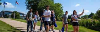 Tour guides and students during New Student Experience