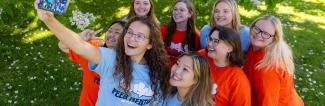 Tour guides and students during New Student Experience