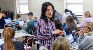 UW-Platteville School of Business faculty lectures to class